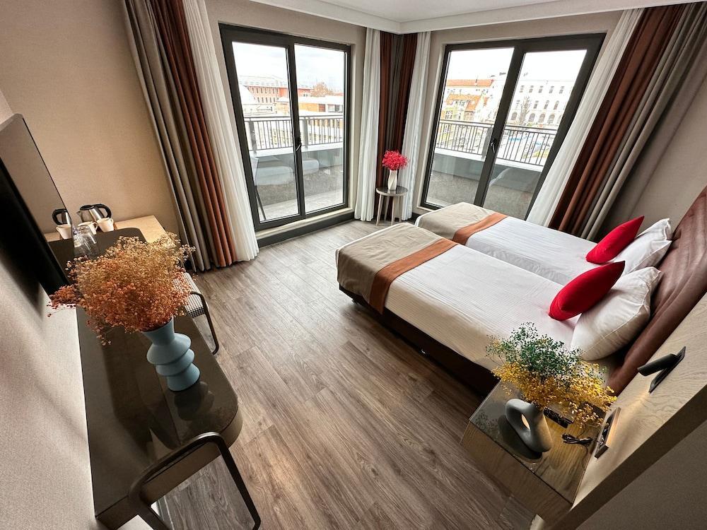Edition Old City Hotel Room Type - Junior Suite Twin with Balcony