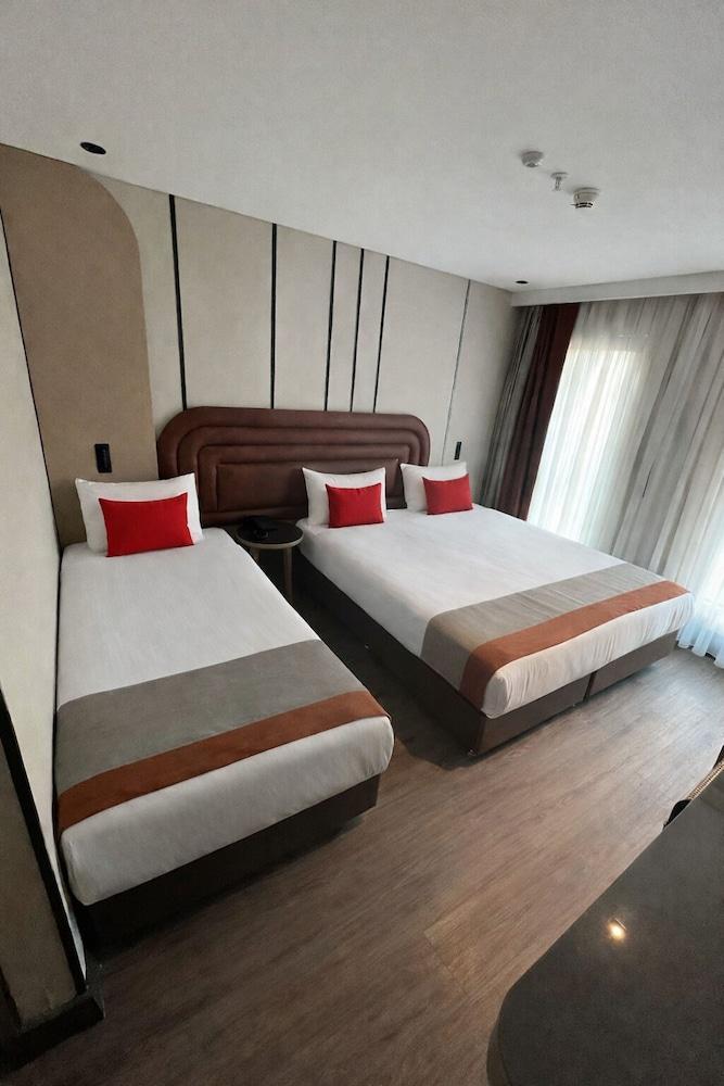 Edition Old City Hotel Room Type - Family Triple Room
