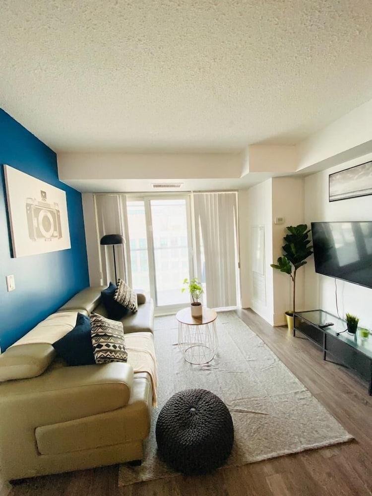 The Bay Suites MTCC CN TOWER - Tap to explore photos