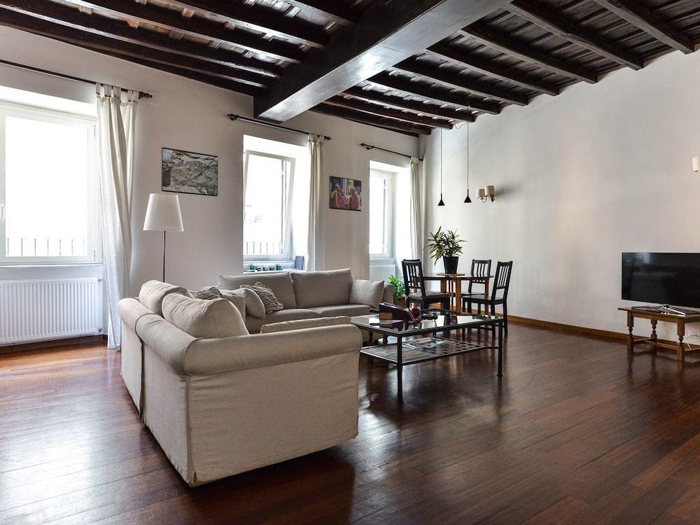 Spanish Steps Apartment - Tap to explore photos