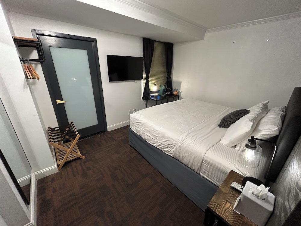 Hotel Richland LES Room Type - City View King Bed Room