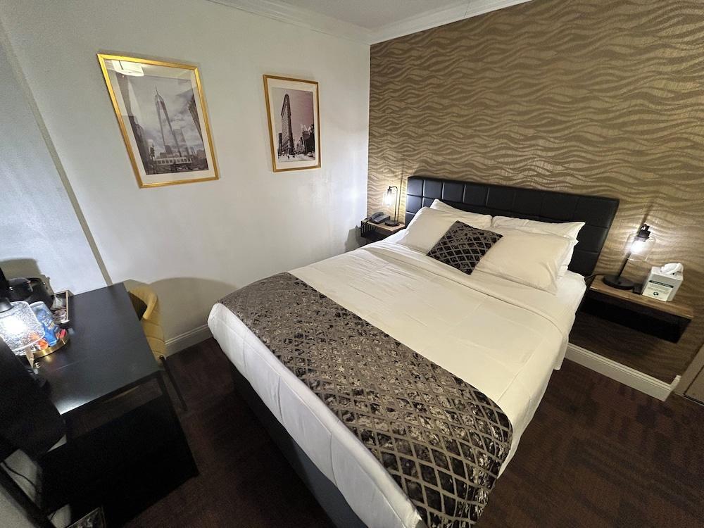 Hotel Richland LES Room Type - Deluxe Queen Bed Room