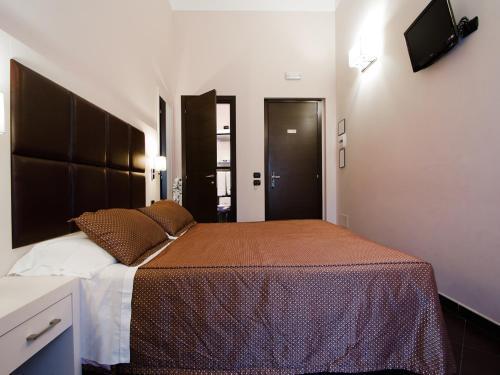 Cenci Bed & Breakfast Fontana di Trevi - Tap to explore photos