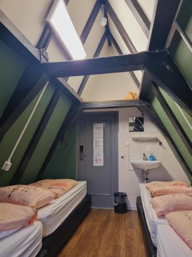 Amsterdam Downtown Hotel Canal View Room Type - Quadruple Room with Shared Bathroom