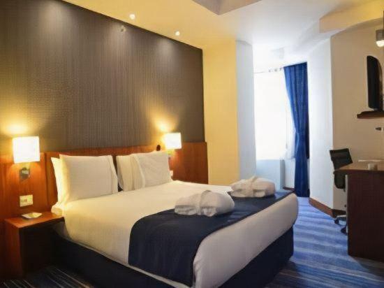 Tryp by Wyndham Istanbul Taksim - Tap to explore photos