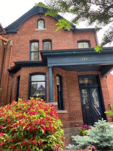 Downtown Luxury Victorian Retreat - Tap to explore photos