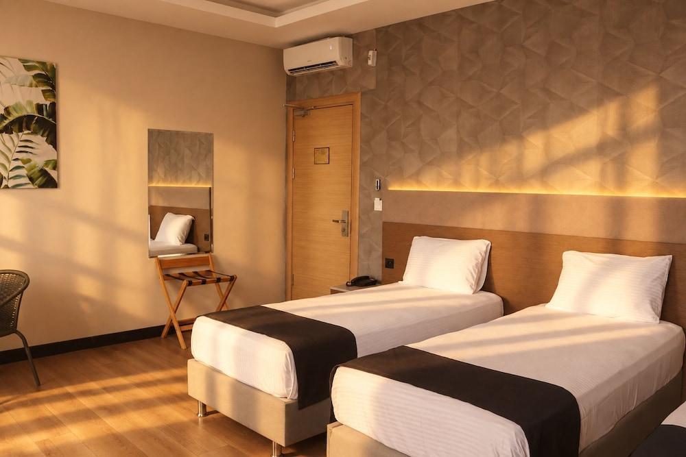 Niconya Port Suite&Hotel Room Type - Deluxe Triple Room