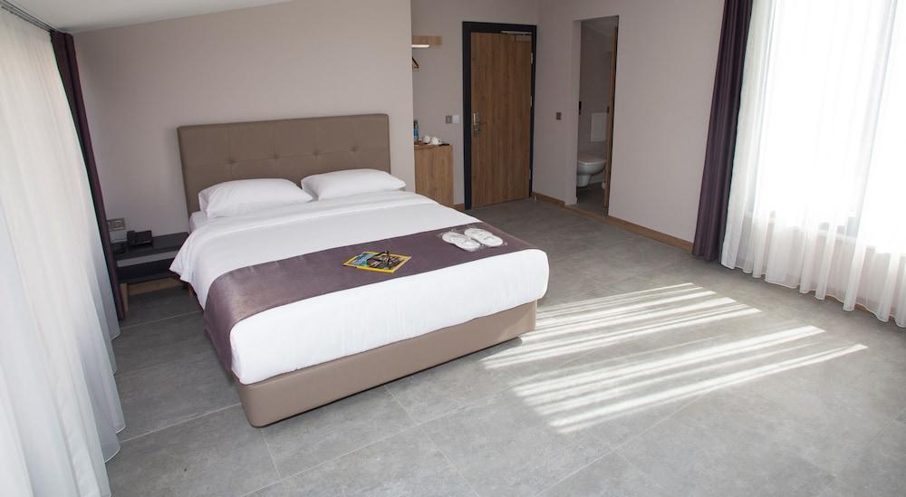 Jurnal Hotel Room Type - Deluxe Double Room