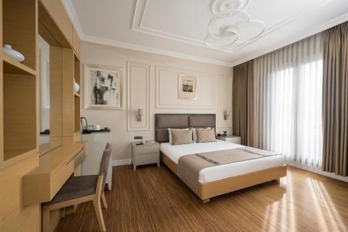 Continental Hotel Pera Room Type - Queen Room with Sea View