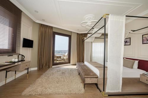 Continental Hotel Pera Room Type - King Suite with Sea View