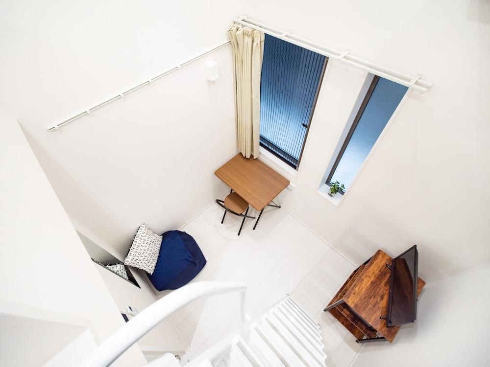 Studio G2 Room Type - Basic Studio, Non Smoking (202)