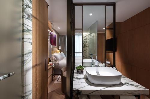 The Hari Hong Kong, Vignette Collection by IHG Room Type - Deluxe Room, 1 King Bed