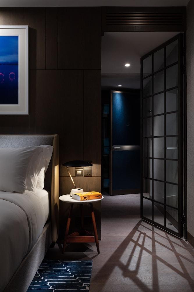 The Hari Hong Kong, Vignette Collection by IHG Room Type - Premium Room, 1 King Bed, Corner
