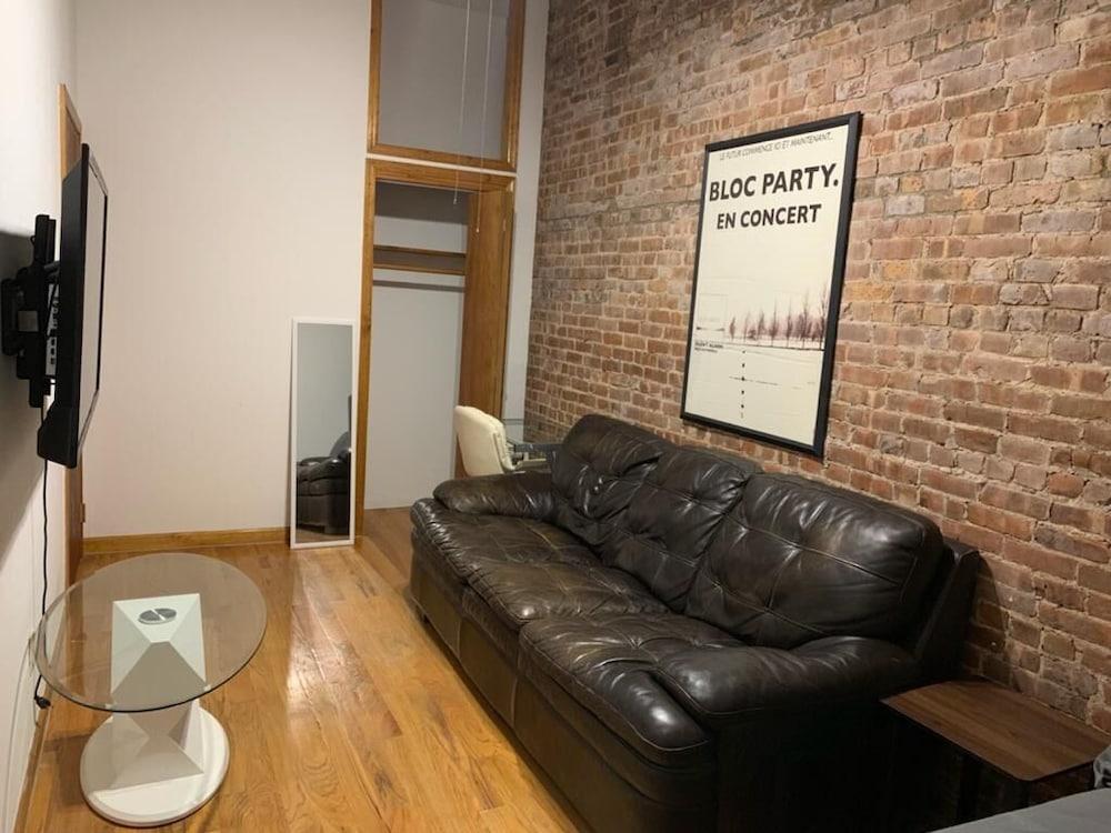 Manhattan Private Bedroom Hostel - Tap to explore photos