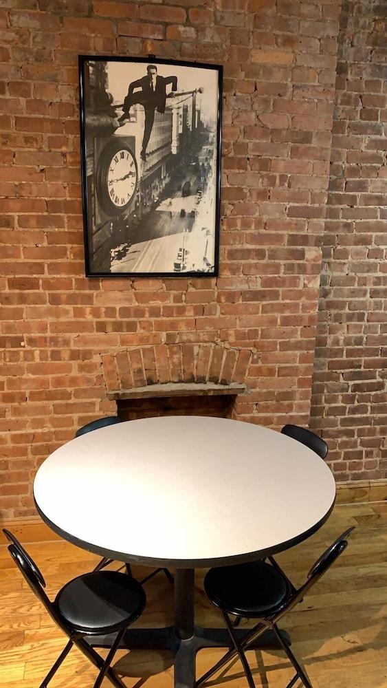 Manhattan Private Bedroom Hostel - Tap to explore photos