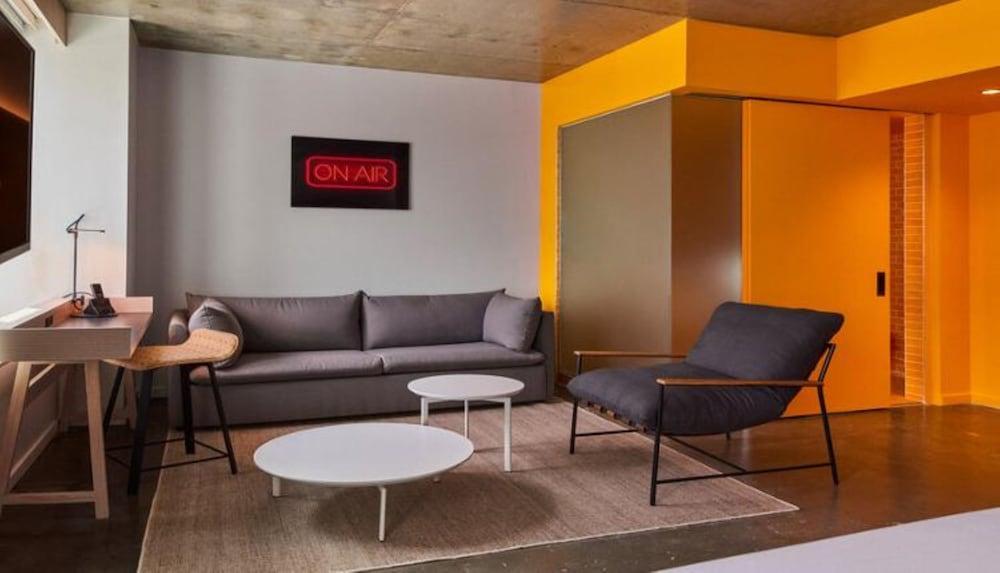 Radio Hotel Room Type - Studio Suite, 1 King Bed