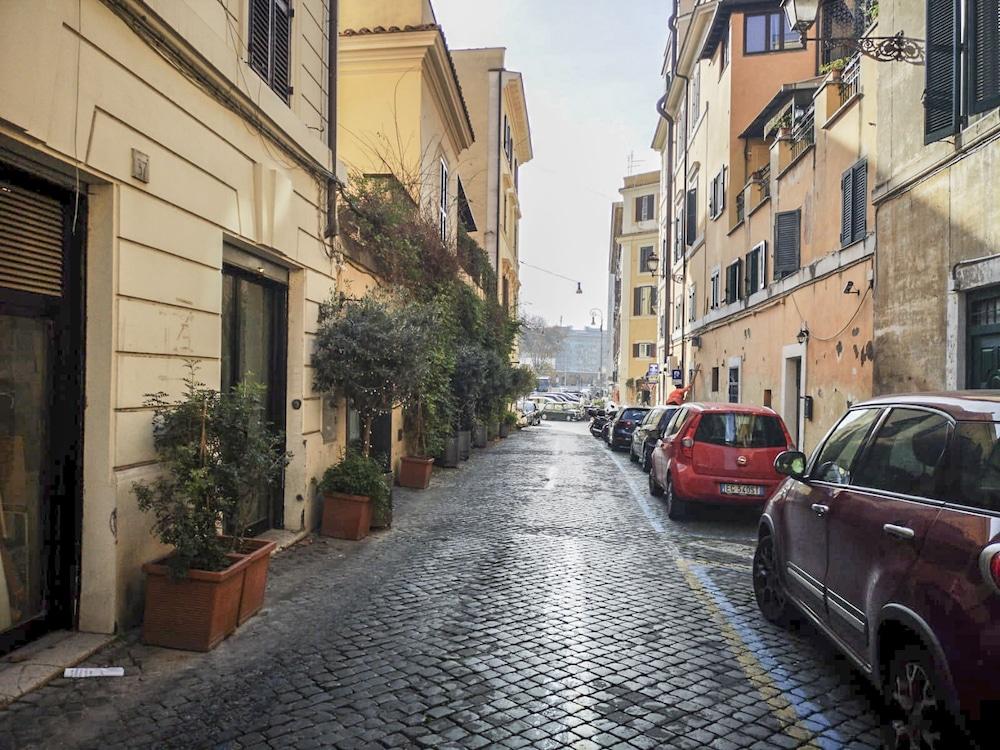 Flatinrome Trastevere Deluxe Rooms - Tap to explore photos