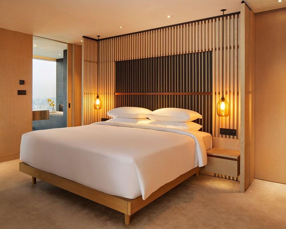Park Hyatt Jakarta Room Type - PARK SUITE DELUXE