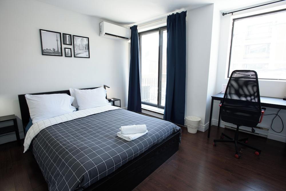 Samesun Toronto Hostel Room Type - Queen Room with Shared Washroom