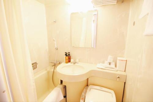 Sakura Hotel Ikebukuro - Hostel Room Type - Twin Room with Private Bathroom