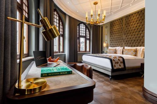 Cronton Design Hotel Room Type - Deluxe King Suite