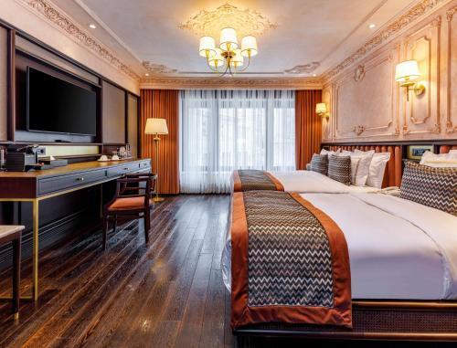 Cronton Design Hotel Room Type - Deluxe King Room