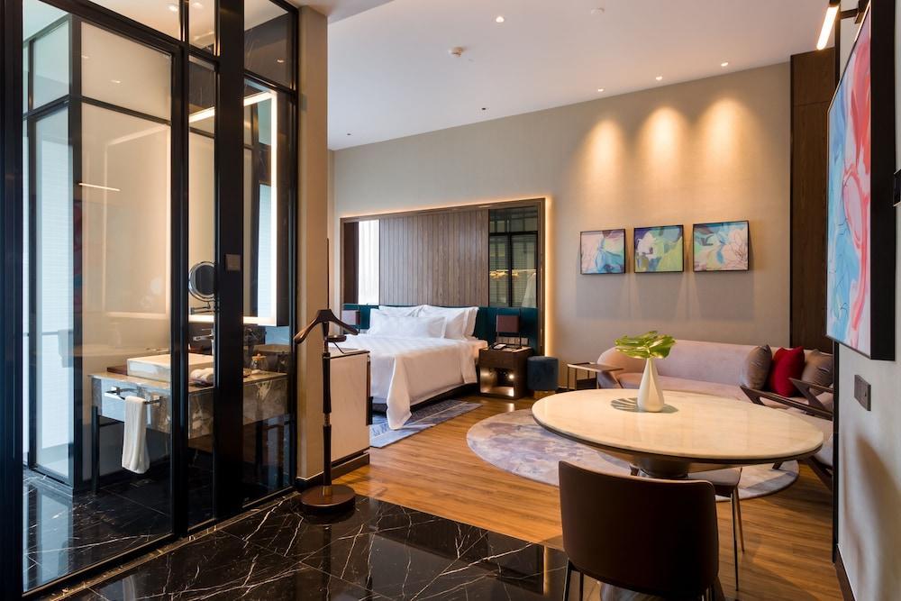 M Resort & Hotel Room Type - Executive Room, 1 King Bed, City View