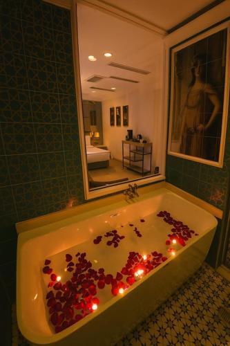 Imagine Istanbul - Sultanahmet Room Type - Honeymoon Suite with Turkish Hammam, Bathtub and Balcony