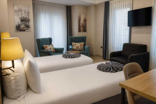 Imagine Istanbul - Sultanahmet Room Type - Deluxe Adjoining Family Suite with 2 Bathrooms with Turkish Hammam Sinks Imagine Istanbul - Sultanahmet Room Type - Deluxe Adjoining Family Suite with 2 Bathrooms with Turkish Hammam Sinks