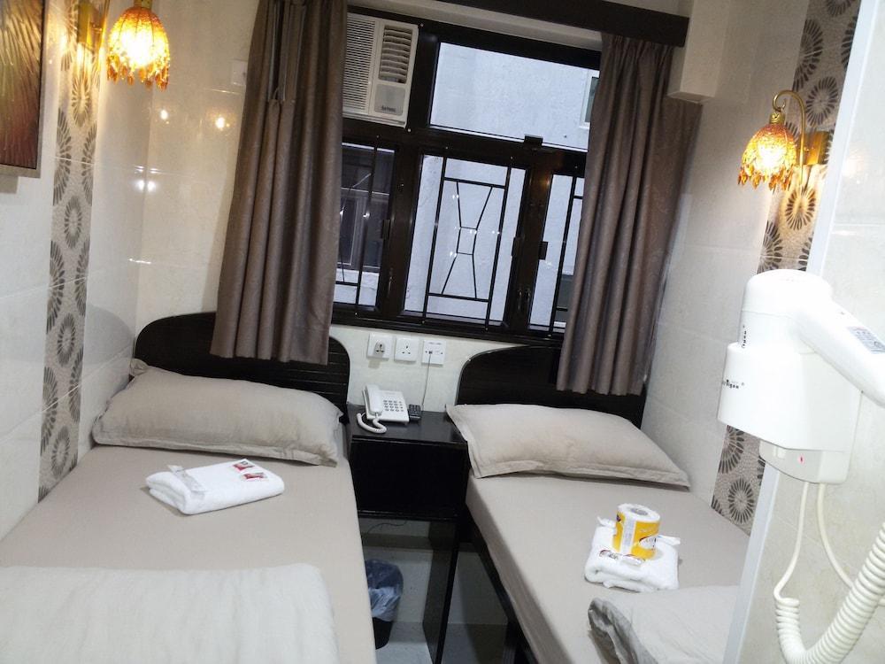 Tom's Guest House Room Type - Twin Room, Private Bathroom