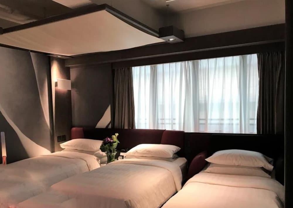 Manila Lounge Room Type - Triple room
