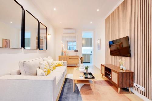 Pick a Flat's Apartment in le Marais - Rue Vieille du Temple - Tap to explore photos