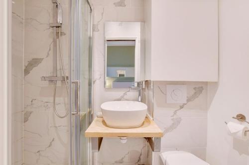 Pick a Flat's Apartment in le Marais - Rue Vieille du Temple - Tap to explore photos