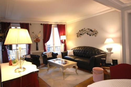 Two-Bedroom Apartment Champs-Elysées - Tap to explore photos