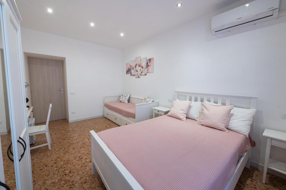 Casa Rosa Beige e Blu Room Type - House