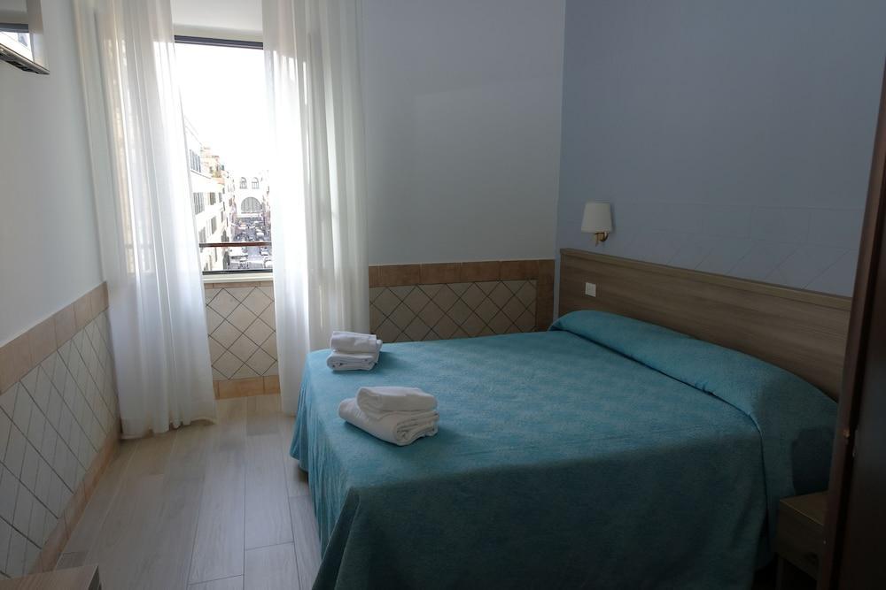 Square Inn Room Type - Deluxe Double Room