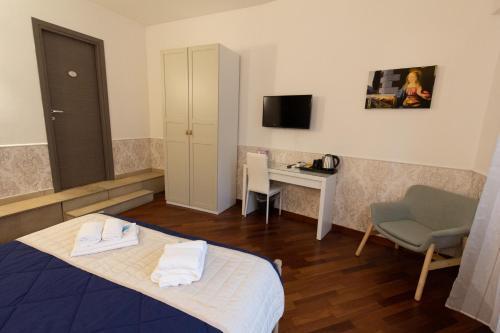 Aurelio Deluxe Rooms - Tap to explore photos
