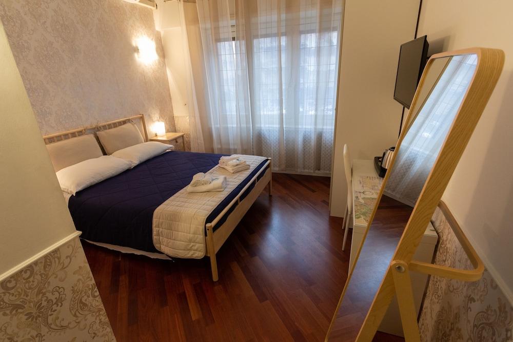 Aurelio Deluxe Rooms - Tap to explore photos