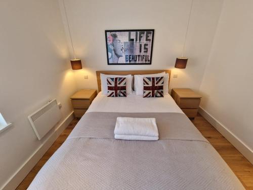 Bright & spacious Double Bedroom with EnSuite and Concierge! Paid parking available - Tap to explore photos