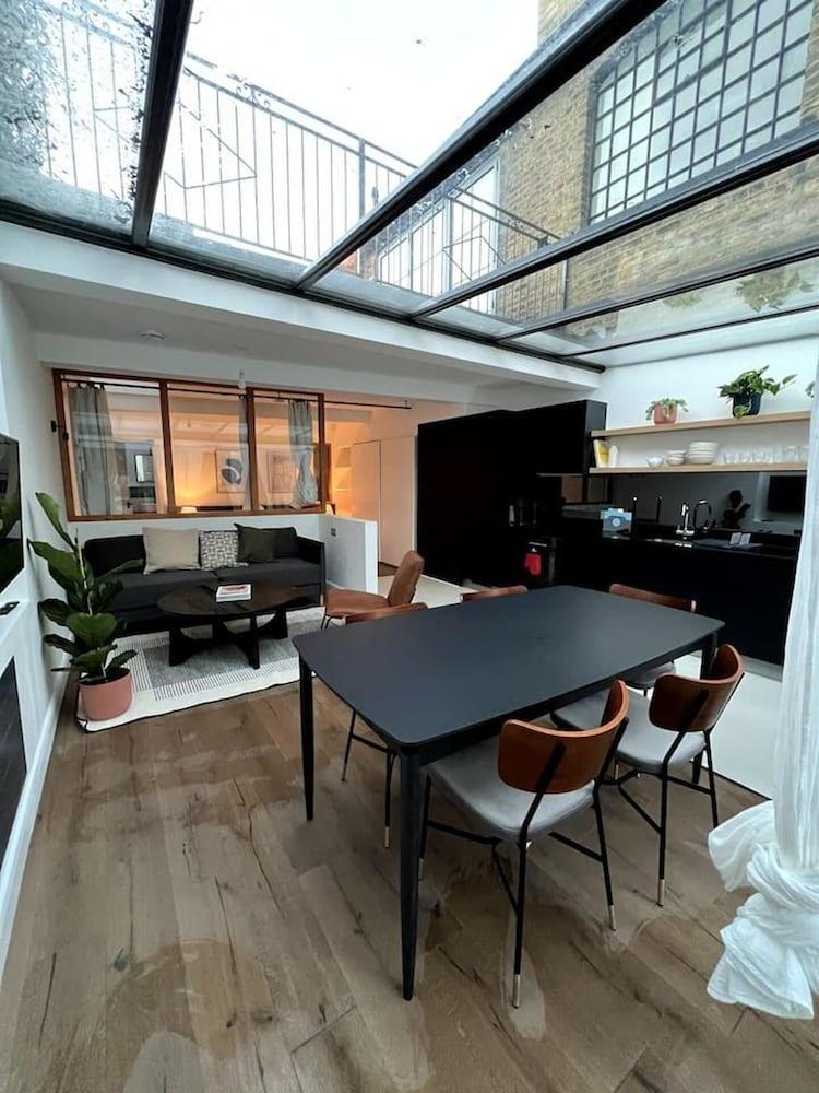 Design Led 1 bed in Cosmopolitan Queens Park - Tap to explore photos