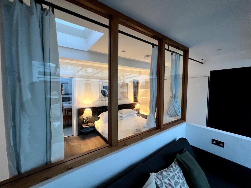 Design Led 1 bed in Cosmopolitan Queens Park - Tap to explore photos