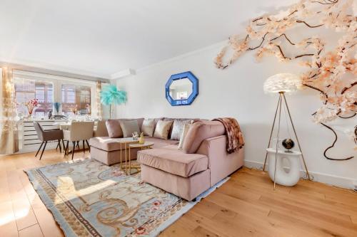 PANORAMIC Apartment with Terrace on HARRODS - Tap to explore photos