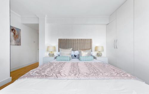 PANORAMIC Apartment with Terrace on HARRODS - Tap to explore photos