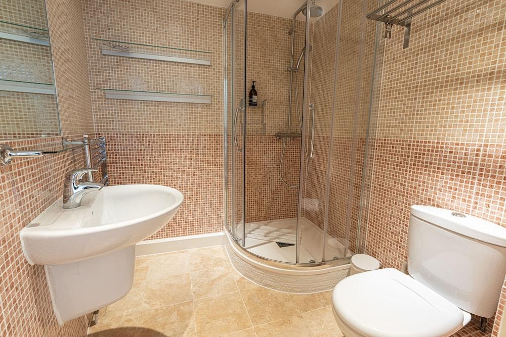 JOIVY Lovely 2bed House in Wandsworth w/ Backyard Patio - Tap to explore photos