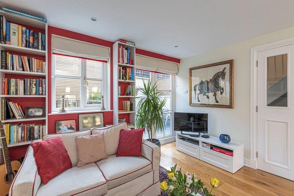 JOIVY Lovely 2bed House in Wandsworth w/ Backyard Patio - Tap to explore photos