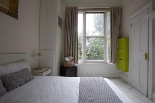 Large 2 Beds Flat Overlooking Clapham Common Park - Tap to explore photos