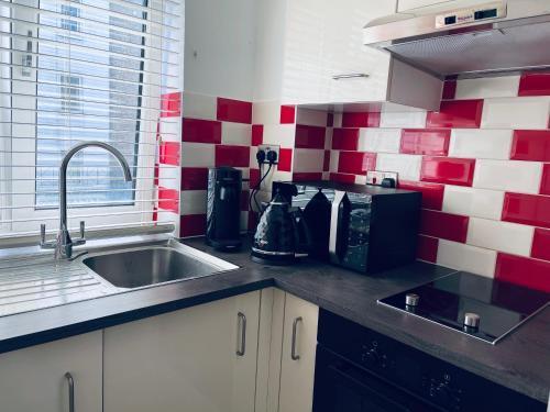 Central London stylish newly decorated studio flat - Tap to explore photos