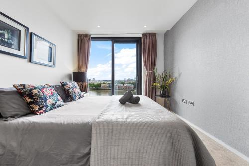 River Panorama Central London 2 bedroom New Development - Tap to explore photos