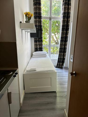 F103-Maisonette 1st Floor Studio Near Hyde Park - Tap to explore photos