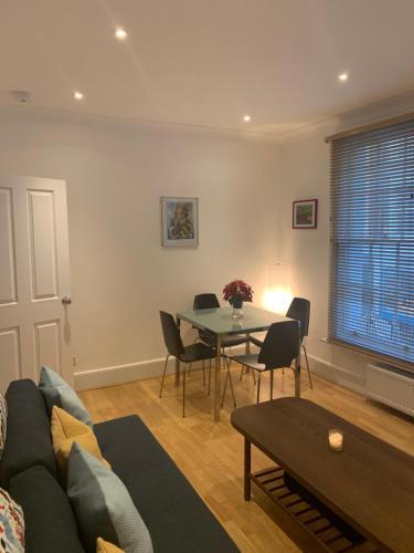 Beautiful one bedroom flat in the heart of Notting Hill Gate - Tap to explore photos